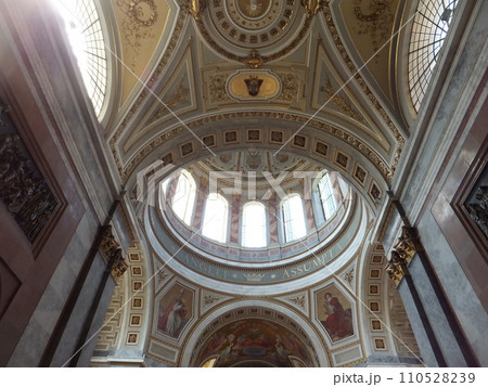 ハンガリーエステルゴム大聖堂 110528239