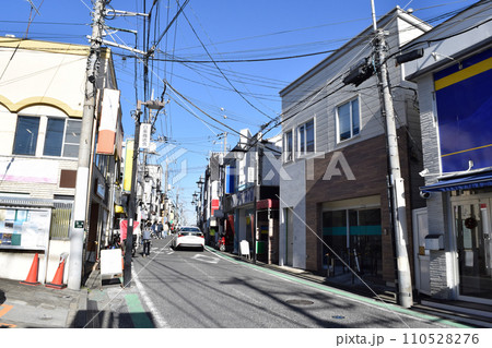 横浜市神奈川区 白楽駅前の街並み(白楽商店街) 横浜市神奈川区 白楽駅前の街並み(白楽商店街) 110528276