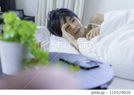 朝ベッドで目覚める若い女性 110529026