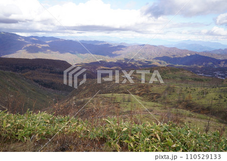 群馬県 草津から草津白根山へ向かう国道292号の休憩所から東方面を見る 2023年10月31日 群馬県 草津から草津白根山へ向かう国道292号の休憩所から東方面を見る 2023年10月31日 110529133