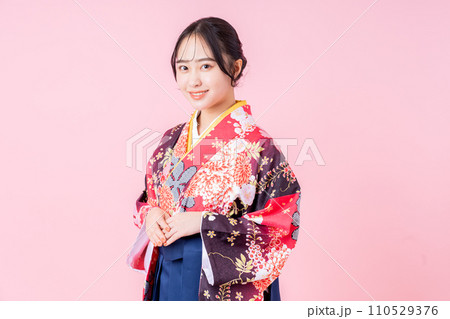 袴姿の若い女性 袴姿の若い女性 110529376