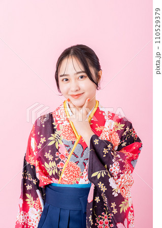袴姿の若い女性 110529379