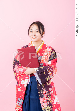 袴姿の若い女性 110529383