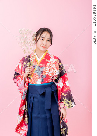 袴姿の若い女性 110529391