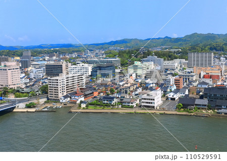 【島根県】快晴の松江市街地と松江城と島根県庁舎 110529591