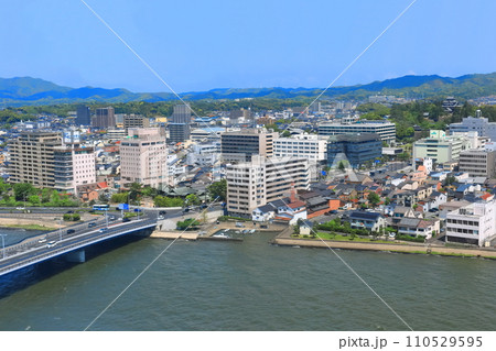 【島根県】快晴の松江市街地と松江城と島根県庁舎 110529595