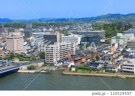 【島根県】快晴の松江市街地と松江城と島根県庁舎 【島根県】快晴の松江市街地と松江城と島根県庁舎 110529597