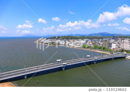 【島根県】快晴の松江市街地と宍道湖 110529602