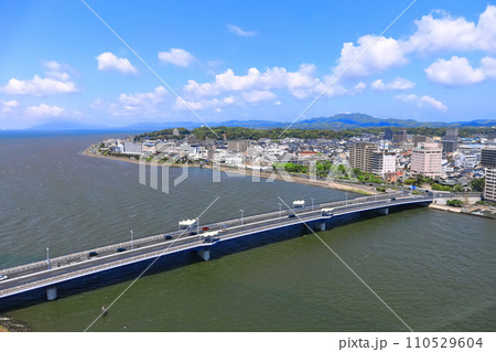 【島根県】快晴の松江市街地と宍道湖 110529604