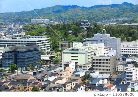 【島根県】快晴の松江市街地と松江城と島根県庁舎 110529606