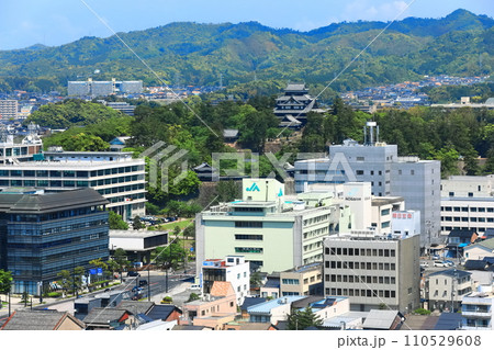 【島根県】快晴の松江市街地と松江城と島根県庁舎 110529608