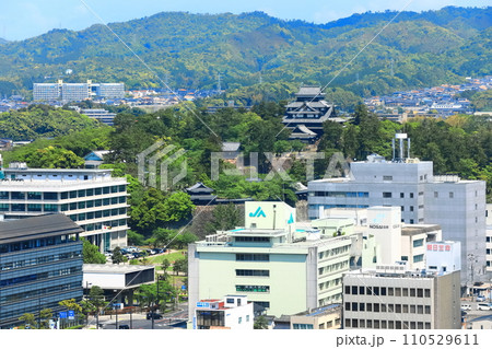 【島根県】快晴の松江市街地と松江城と島根県庁舎 110529611