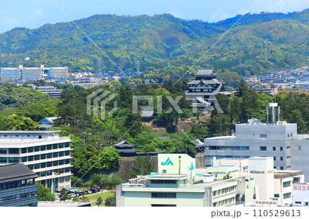 【島根県】快晴の松江市街地と松江城と島根県庁舎 110529613