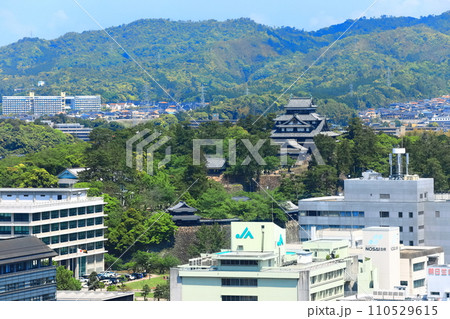 【島根県】快晴の松江市街地と松江城と島根県庁舎 110529615