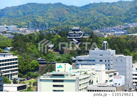 【島根県】快晴の松江市街地と松江城と島根県庁舎 110529621