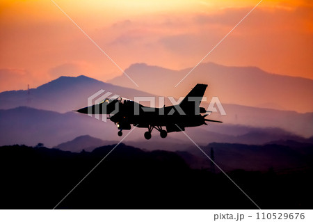 夕焼けの中を着陸するF-2戦闘機 110529676