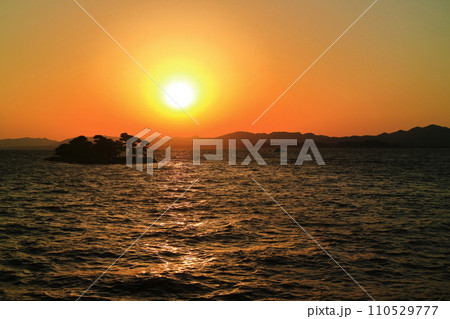 【島根県】嫁ヶ島の残照（宍道湖十景） 110529777