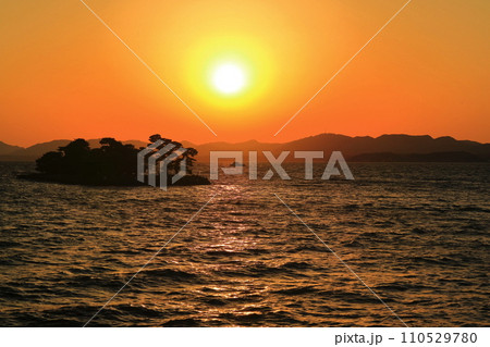 【島根県】嫁ヶ島の残照（宍道湖十景） 110529780