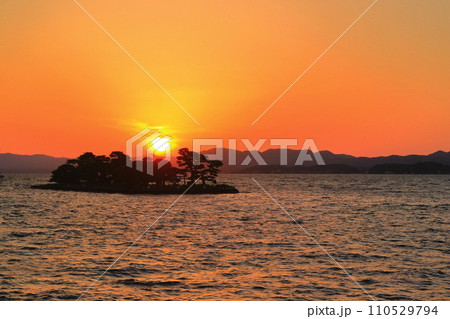 【島根県】嫁ヶ島の残照（宍道湖十景） 110529794