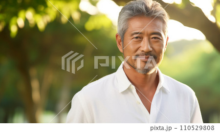 街で爽やかに微笑む中年男性　AI生成画像 110529808
