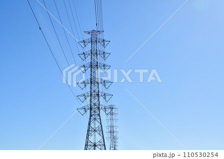 青空にそびえ立つ送電線と鉄塔 110530254