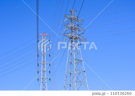 青空にそびえ立つ送電線と鉄塔 110530260