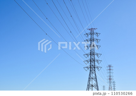 青空にそびえ立つ送電線と鉄塔 110530266