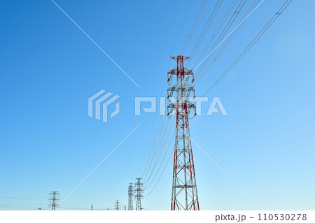 青空にそびえ立つ送電線と鉄塔 110530278