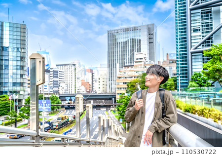 オフィスカジュアルの若いビジネスマン　新橋駅前 110530722