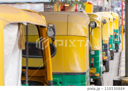 インド_トゥトゥクのある風景 110530884