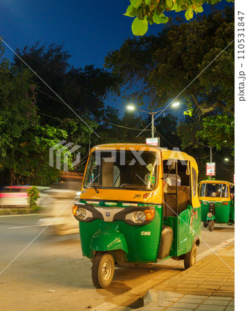 インド_トゥトゥク夜景 110531847