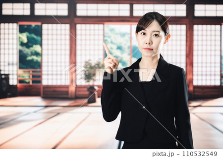 喪服で指を指しアドバイスをする女性 喪服で指を指しアドバイスをする女性 110532549
