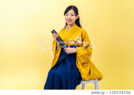卒業証書を手にする袴姿の女性 卒業証書を手にする袴姿の女性 110534156