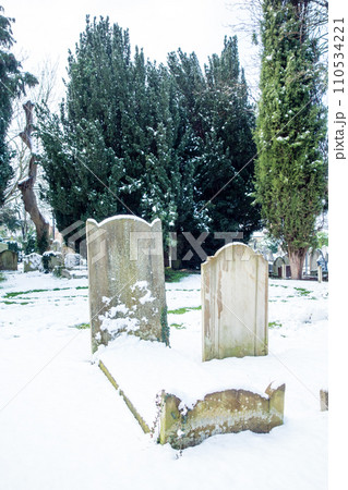 白い雪で覆われた墓地　ロンドン郊外の街並み 110534221