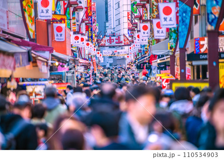 日本の東京都市景観 年の瀬・賑わうアメ横と並行する上中…新年に希望の光を…=令和5年12月29日 日本の東京都市景観 年の瀬・賑わうアメ横と並行する上中…新年に希望の光を…=令和5年12月29日 110534903