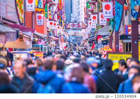 日本の東京都市景観 年の瀬・賑わうアメ横と並行する上中…新年に希望の光を…=令和5年12月29日 日本の東京都市景観 年の瀬・賑わうアメ横と並行する上中…新年に希望の光を…=令和5年12月29日 110534904