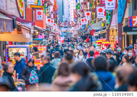 日本の東京都市景観 年の瀬・賑わうアメ横と並行する上中…新年に希望の光を…＝令和5年12月29日 110534905