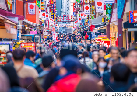 日本の東京都市景観 年の瀬・賑わうアメ横と並行する上中…新年に希望の光を…＝令和5年12月29日 110534906