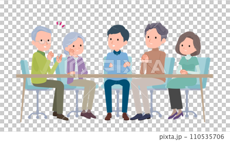 一對老夫婦和他們的兒子和女兒正在聊天。 110535706