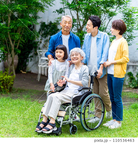 三世代ファミリーのポートレート 三世代ファミリーのポートレート 110536463
