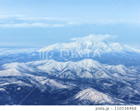 標津岳 (手前左)・サマッケヌプリ山 (手前中央)・斜里岳 (奥)・斜里平野・オホーツク海 空撮 110536468