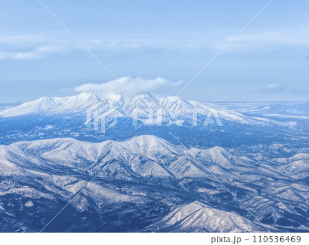 標津岳 (手前左)・サマッケヌプリ山 (手前中央)・斜里岳 (奥)・斜里平野・オホーツク海 空撮 標津岳 (手前左)・サマッケヌプリ山 (手前中央)・斜里岳 (奥)・斜里平野・オホーツク海 空撮 110536469