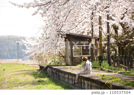 能登の廃線駅に咲く桜 110537504