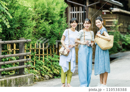 仲良しの友達と女子旅を楽しむ若い女性 110538388