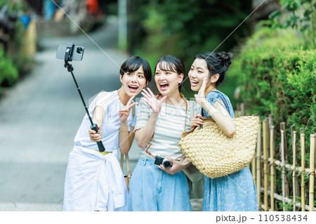 女子旅で仲良く記念撮影する女性 女子旅で仲良く記念撮影する女性 110538434