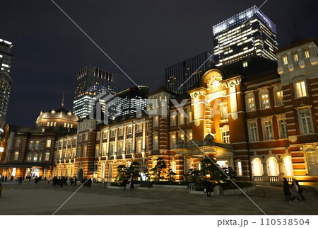 ライトアップされた東京駅の夜景 110538504