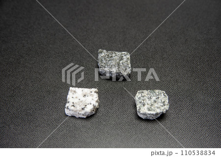 黒背景の上に置いた様々な深成岩 110538834