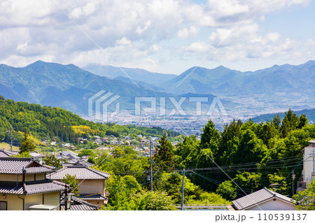 長野県上田市の春　新緑の別所温泉　北向観音からの眺望 110539137