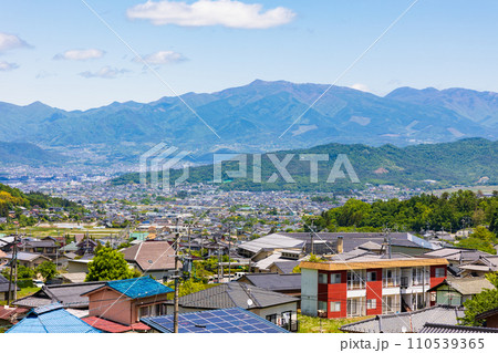 長野県上田市の春　別所温泉から眺める上田市の街並み 110539365
