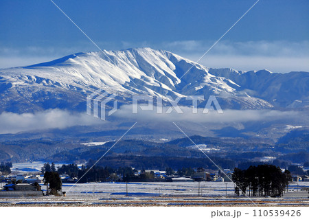 令和六年新年 雲の衣を纏う月山 令和六年新年 雲の衣を纏う月山 110539426